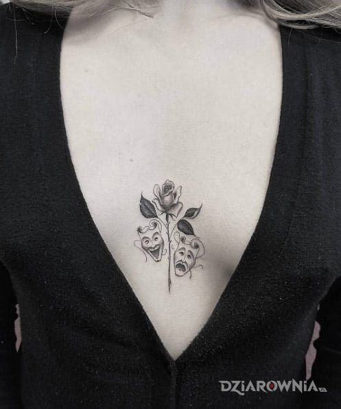Tatuaż teatralne maski w motywie kwiaty na piersiach