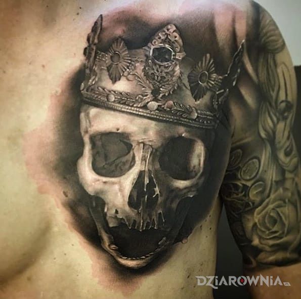 Tatuaż martwy krol w motywie 3D i stylu realistyczne na klatce