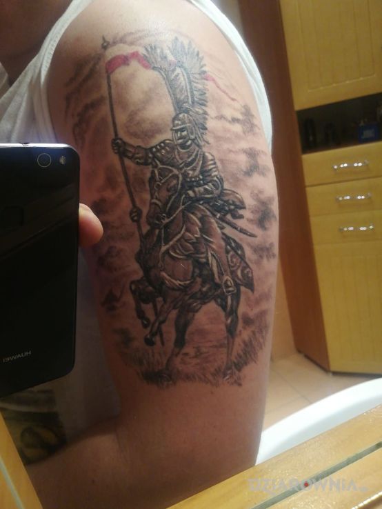 Tatuaż husar w motywie patriotyczne na ramieniu
