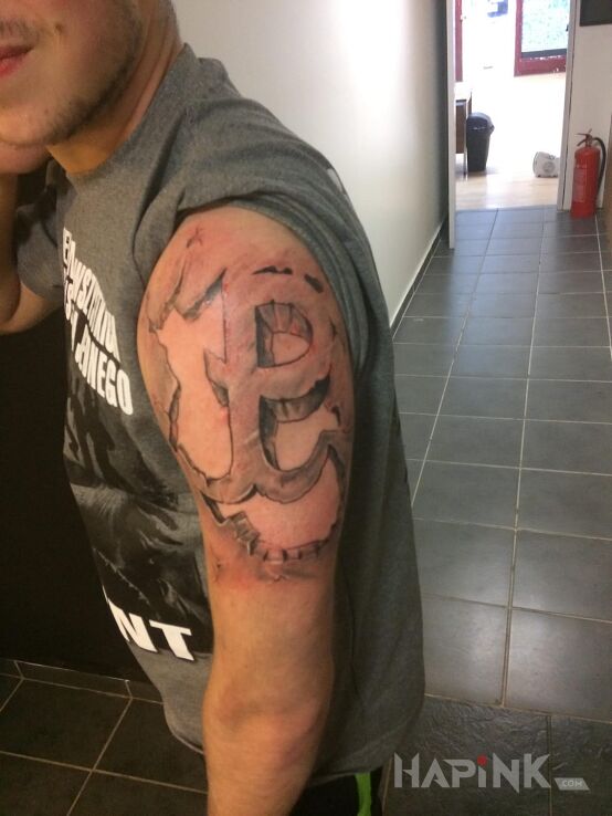 Tattoo Polska walczaca in patriotic motif on the upper arm
