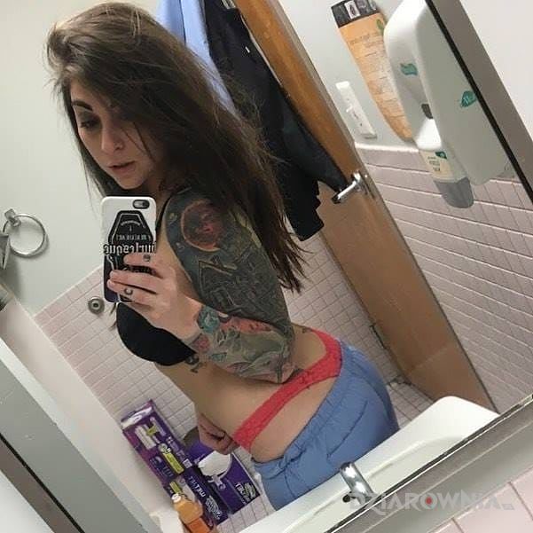 Tatuaż fota w lustrze w motywie seksowne na przedramieniu