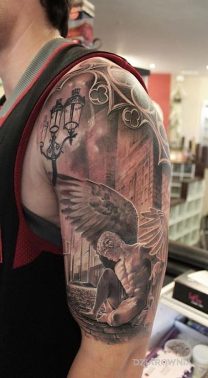 Tatuaż anioł na bruku w motywie 3D na ramieniu