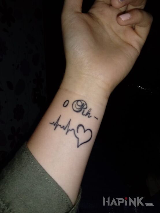 Tattoo Moja grupa krwi, która jest bardzo rzadka i uniwersalna, dzięki temu ktoś uratuje mi życie in lettering motif on the wrist