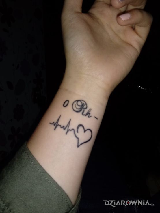 Tatuaż moja grupa krwi która jest bardzo rzadka i uniwersalna dzięki temu ktoś uratuje mi życie w motywie napisy na nadgarstku