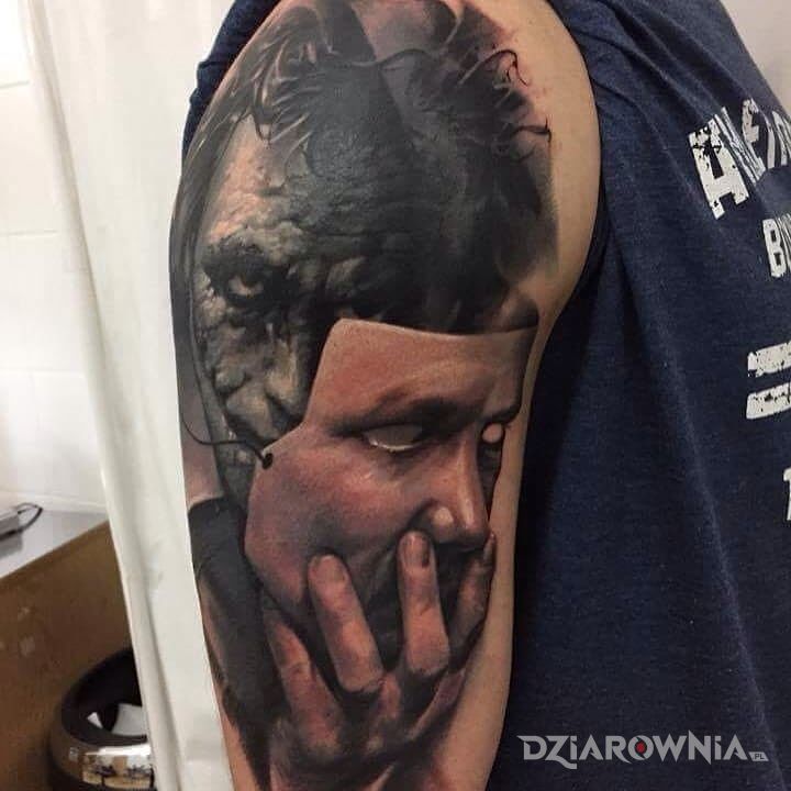 Tatuaż jocker w motywie twarze na ramieniu