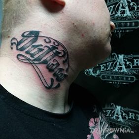 Tatuaż Outlaw na szyi motyw: napisy