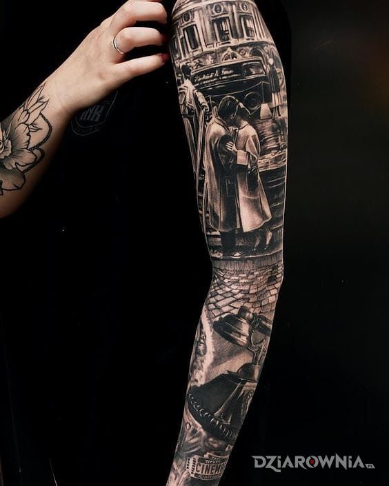 Tatuaż stare miasto w motywie postacie i stylu realistyczne na ramieniu