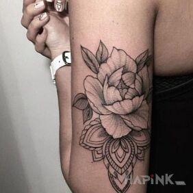 Tattoo Flower on the upper arm motif: flowers