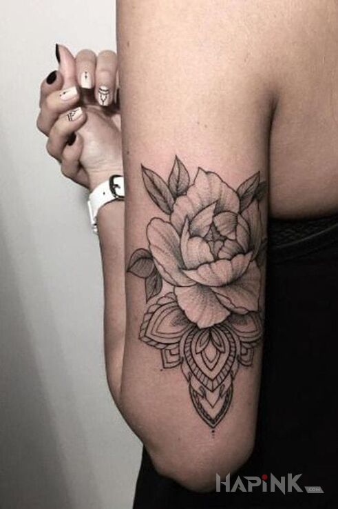 Tattoo Kwiat in flowers motif on the upper arm