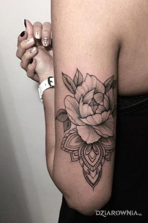 Tatuaż kwiat w motywie kwiaty na ramieniu