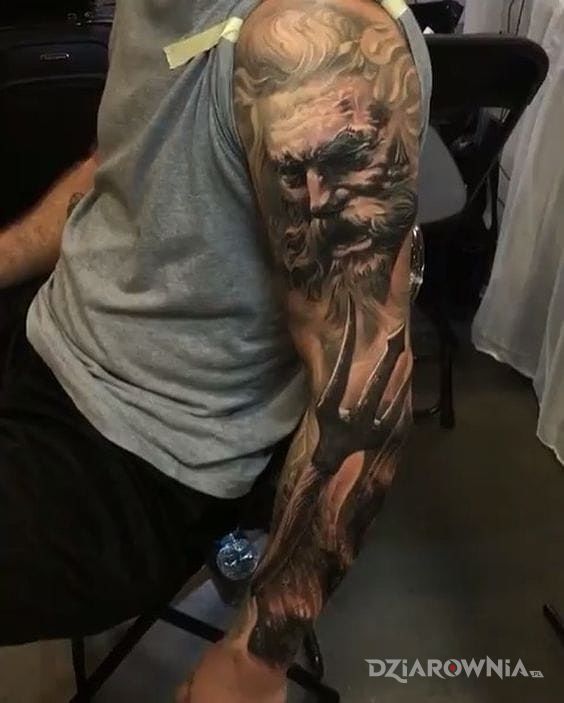 Tatuaż posejdon w motywie 3D na ramieniu
