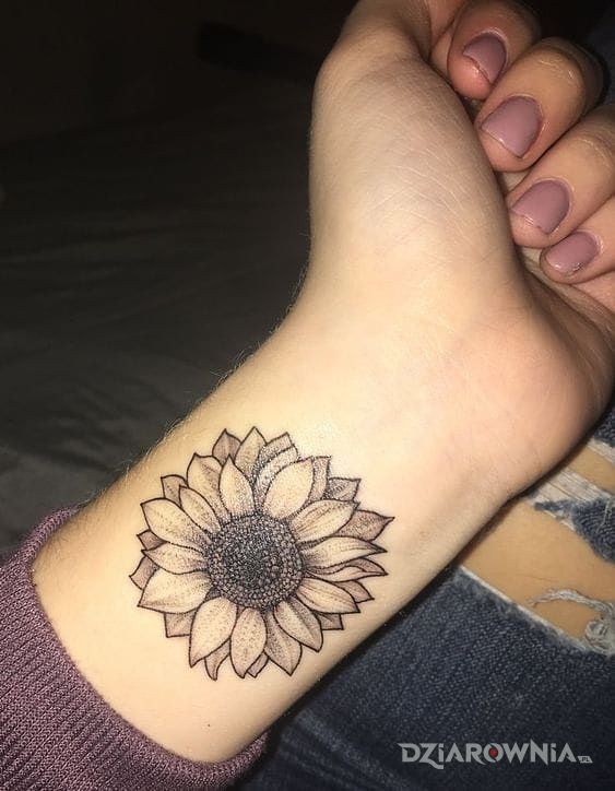 Tatuaż słonecznik w motywie kwiaty na przedramieniu