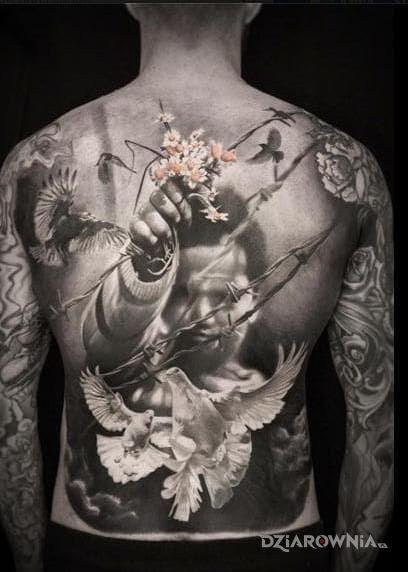 Tatuaż za drutem kolczastym w motywie zwierzęta i stylu realistyczne na plecach