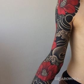 Tatuaż Czerwone kwiaty na ramieniu motyw: kwiaty styl: japońskie / irezumi