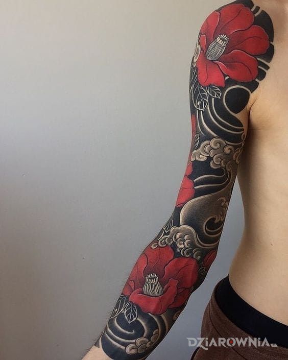 Tatuaż czerwone kwiaty w motywie kwiaty i stylu japońskie / irezumi na ramieniu