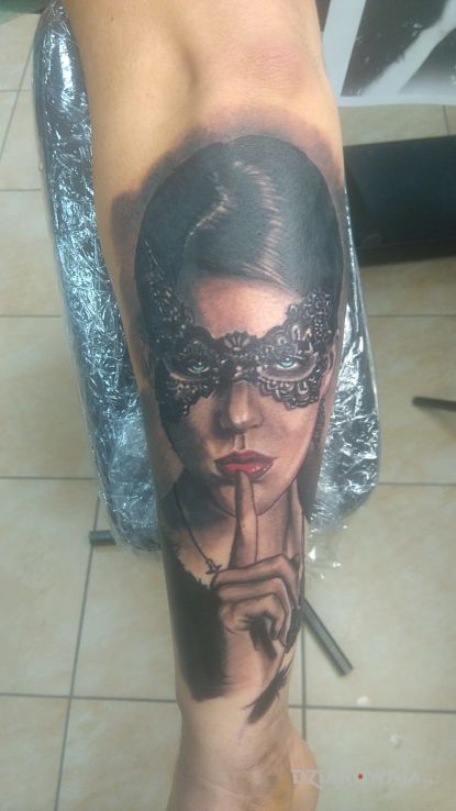 Tatuaż kobieta w masce w motywie twarze i stylu realistyczne na przedramieniu