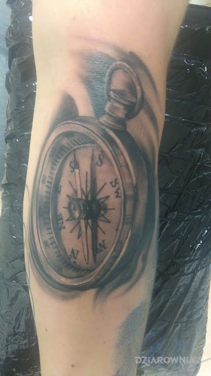 Tatuaż kompas w motywie przedmioty na przedramieniu