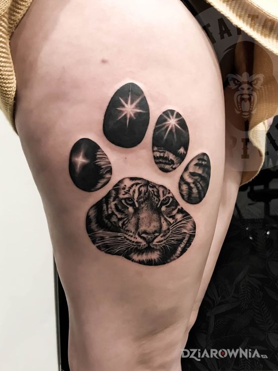Tatuaż odcisk łapy tygrysa w motywie zwierzęta i stylu realistyczne na nodze