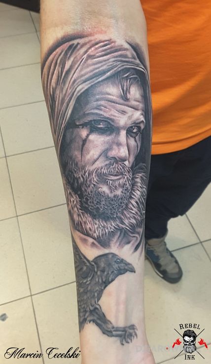 Tatuaż vikingowie floki w motywie postacie i stylu realistyczne na przedramieniu