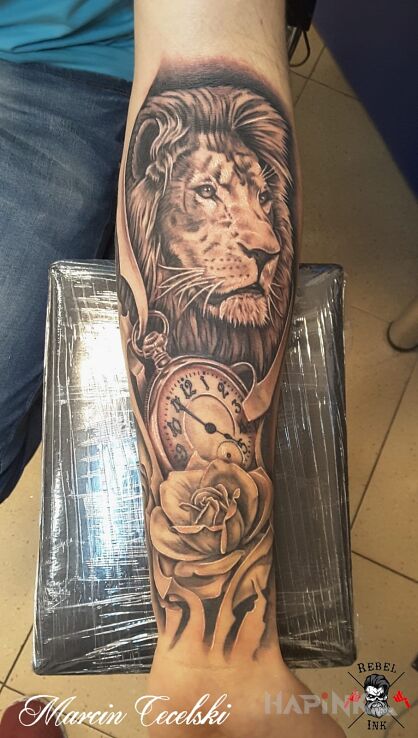 Tattoo Lew, zegar, róża in flowers motif and realistic style on the forearm
