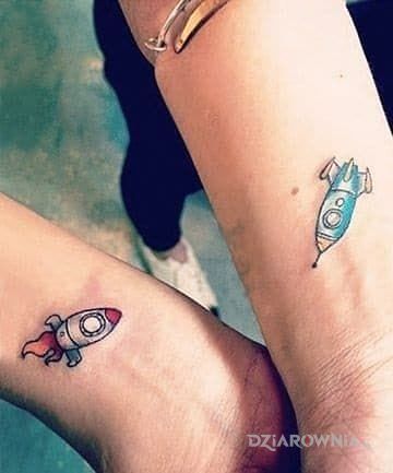 Tatuaż rakiety w motywie miłosne na nadgarstku