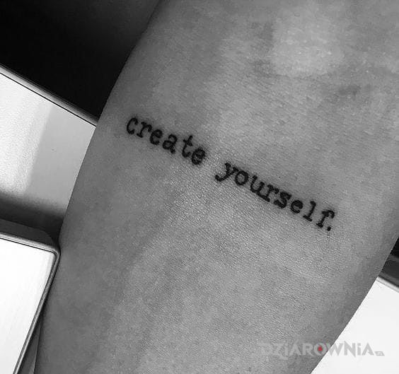 Tatuaż create yourself w motywie napisy na przedramieniu