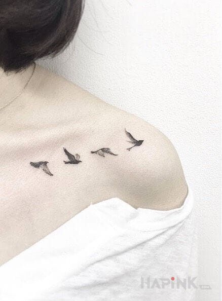 Tattoo Ptaszki in animals motif on the collarbone