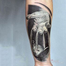 Tattoo Fleeting time on the forearm motif: 3D style: realistic