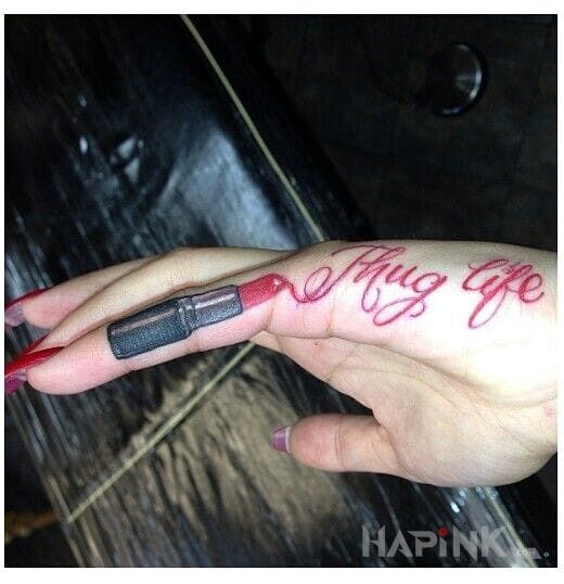 Tattoo Thug Life in lettering motif on the fingers