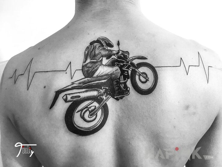 Tattoo Motek in characters motif on the back