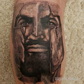 Tatuaż Leonidas na łydce motyw: twarze styl: realistyczne