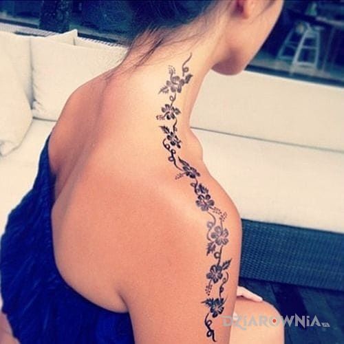 Tatuaż lancuszek w motywie kwiaty na ramieniu