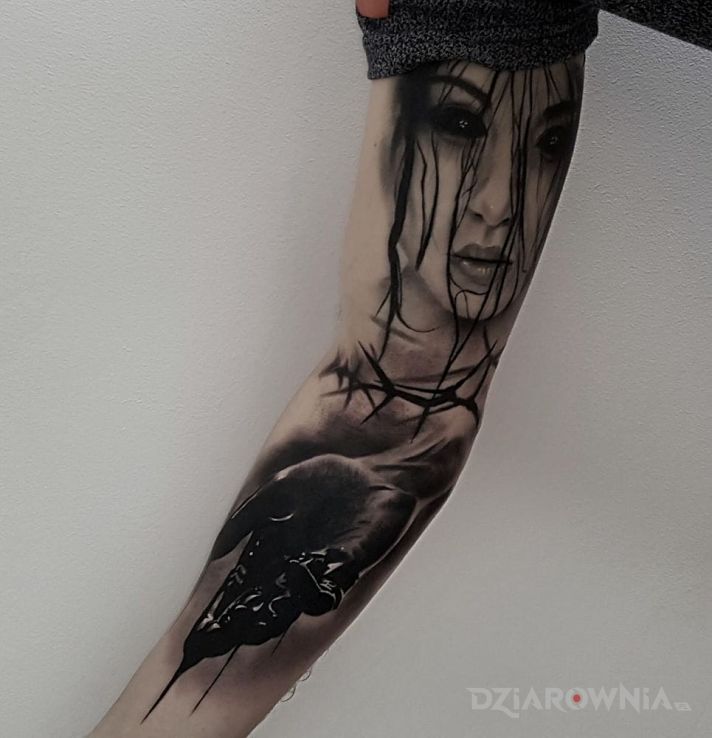 Tatuaż twarz kobiety i dloń tatuaż na ręce w motywie rękawy na ramieniu