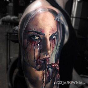 Tatuaż Krwawe łzy na ramieniu motyw: twarze styl: realistyczne