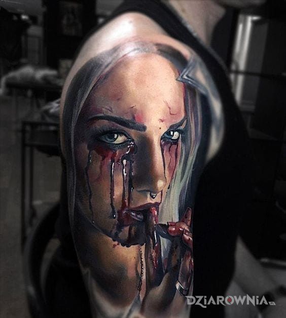 Tatuaż krwawe łzy w motywie twarze i stylu realistyczne na ramieniu