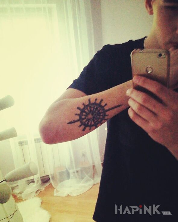 Tattoo Łapacz czarnych snów in skulls motif on the forearm