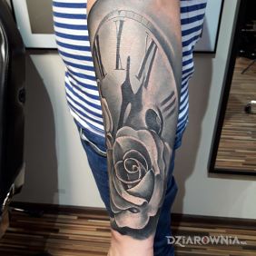 Tatuaż Pierwsza część na przedramieniu motyw: kwiaty