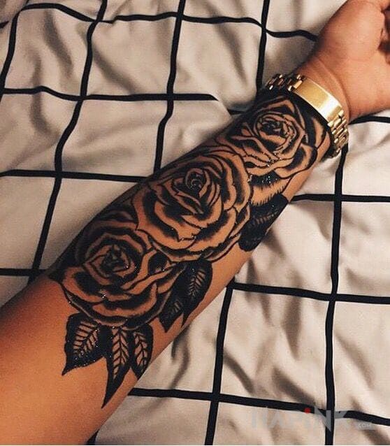 Tattoo Róże trzy in flowers motif on the forearm