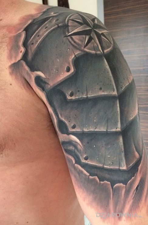 Tatuaż zbroja po przejściach w motywie 3D i stylu realistyczne na ramieniu