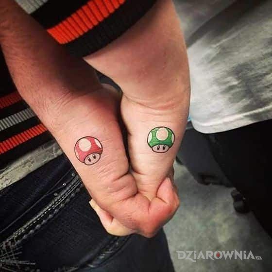 Tatuaż dwa grzybki w motywie postacie na dłoni
