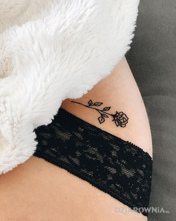 Tatuaż róża nieduża w motywie kwiaty na nodze