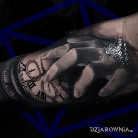 Tatuaż Time na ramieniu motyw: przedmioty styl: realistyczne