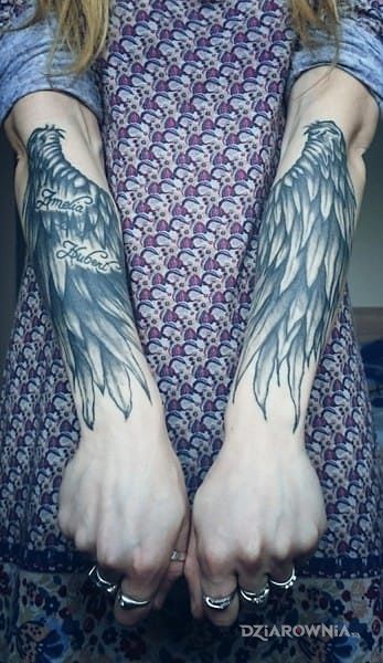 Tatuaż skrzydła w motywie pozostałe na przedramieniu