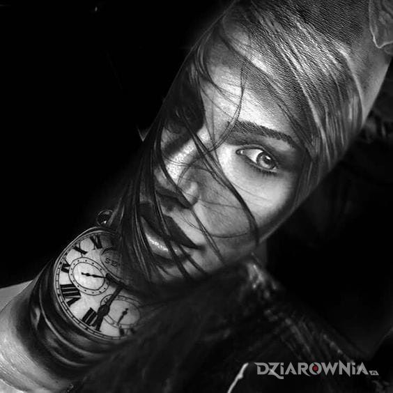 Tatuaż portret w motywie twarze i stylu realistyczne na przedramieniu