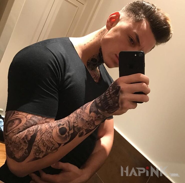 Tattoo Rękaw na ręce in flowers motif on the upper arm