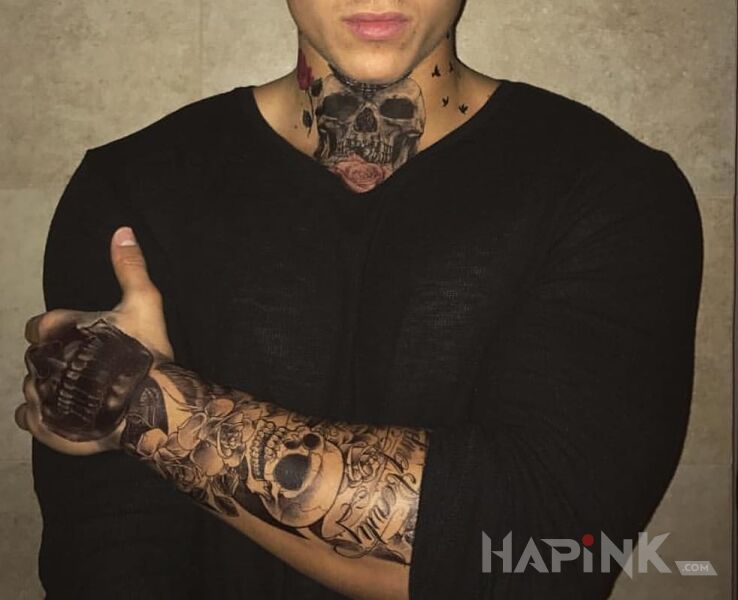 Tattoo Moje czaszki in skulls motif on the hand