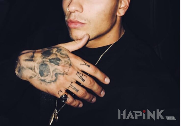 Tattoo STAY in lettering motif on the fingers