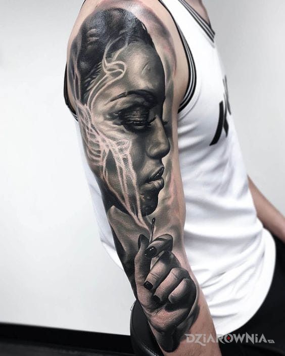 Tatuaż dym z zapalki w motywie 3D i stylu realistyczne na ramieniu