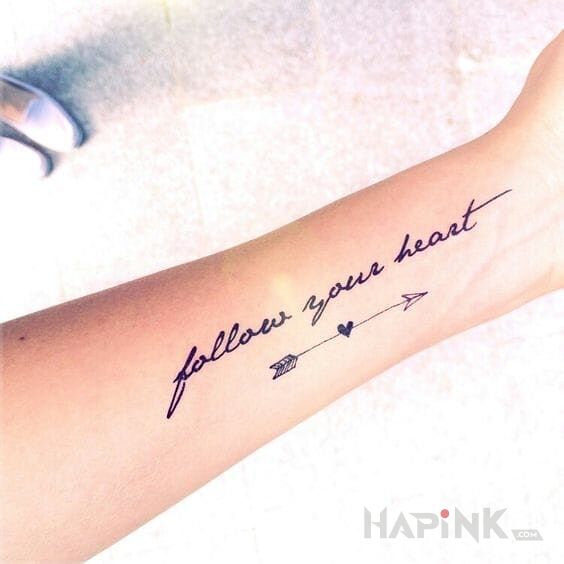 Tattoo Glos serca in lettering motif on the forearm