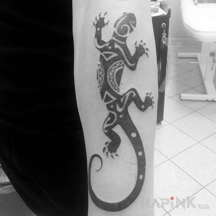 Tattoo Salamandra in animals motif on the forearm